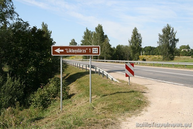 Likteņdārzs norāde atrodas uz Rīga-Daugavpils lielceļa pie Kokneses. Ja brauc no Rīgas puses, tad jāizbauc Koknesei cauri un tad pēc 1 km parādās laba 36326
