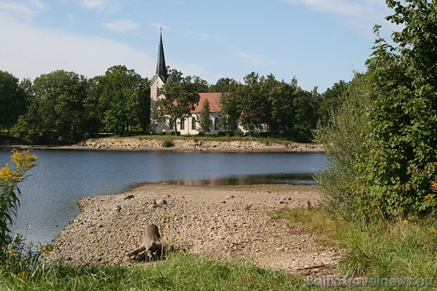 Skats no salas uz Kokneses baznīcu. Latviešu tauta pēdējos simts gados - 20. gadsimtā - ir zaudējusi vairāk nekā 600 000 cilvēku. Kari, deportācijas u 36330