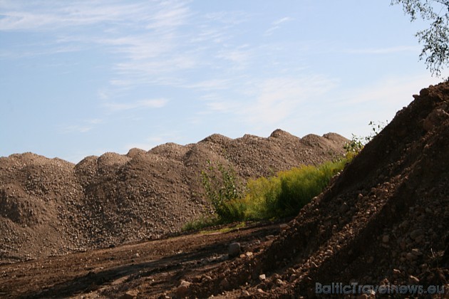 Būvmateriālu daudzums liecina, ka drīz iesāksies projekta īstenošana. Likteņdārza projekts tiek uzsākts Latvijas 90 - gadē un plānots pilnībā pabeigt Būvmateriālu daudzums liecina, ka drīz iesāksies projekta īstenošana. Likteņdārza projekts tiek uzsākts Latvijas 90 - gadē un plānots pilnībā pabeigt 36332