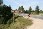 Likteņdārzs norāde atrodas uz Rīga-Daugavpils lielceļa pie Kokneses. Ja brauc no Rīgas puses, tad jāizbauc Koknesei cauri un tad pēc 1 km parādās laba 2