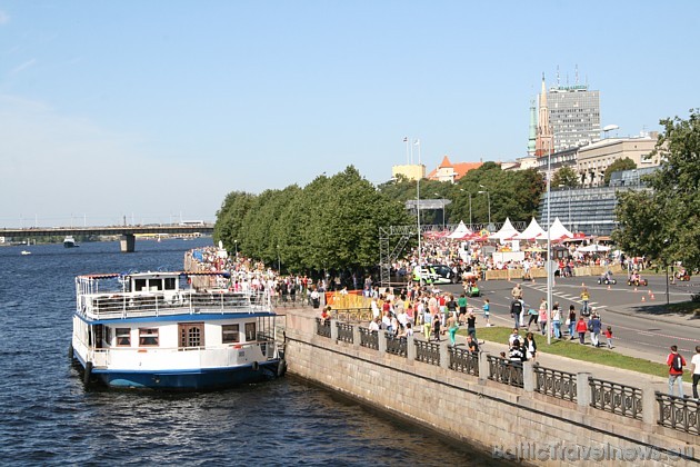 Tūkstošiem rīdzinieku un pilsētas viesu pulcējas Daugavas krastmalā 36340