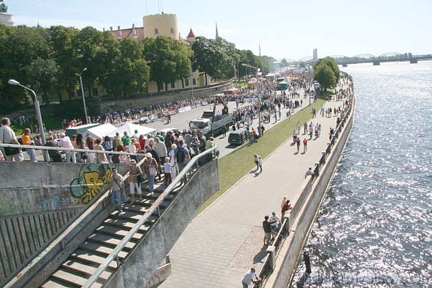 Spēka vīru sacensības bija vislabāk vērot no Vanšu tilta 36342