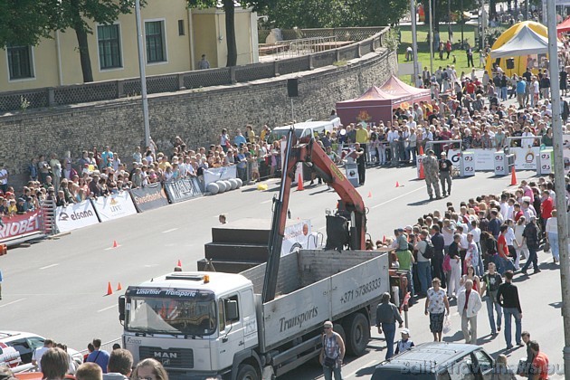 Spēka vīri vilka vairākas tonnas smagu kravas automašīnu 36343
