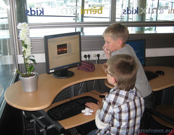 Bērnu istabā ir dators ar spēlēm un pieeju internetam, blakus datora var sekot līdz lidmašīnu izlidošanas informācijai Bērnu istabā ir dators ar spēlēm un pieeju internetam, blakus datora var sekot līdz lidmašīnu izlidošanas informācijai 36737