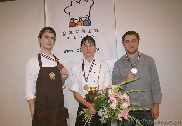 Uzvarētāji ir (no kreisās) - 3.vieta Viesturs Lasmanis (restorāns «Kaļķu vārti», Rīga), 1.vieta Terēze Kondrate (viesnīcas «MaMa» restorāns, Jūrmala)  36786