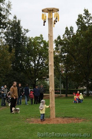 Ikšķile svin Miķeldienu. Senajā laika skaitīšanas sistēmā Miķeļi iezīmē rudens saulgriežus, kad saule nonākusi pusloka viduspunktā, un diena un nakts  37037