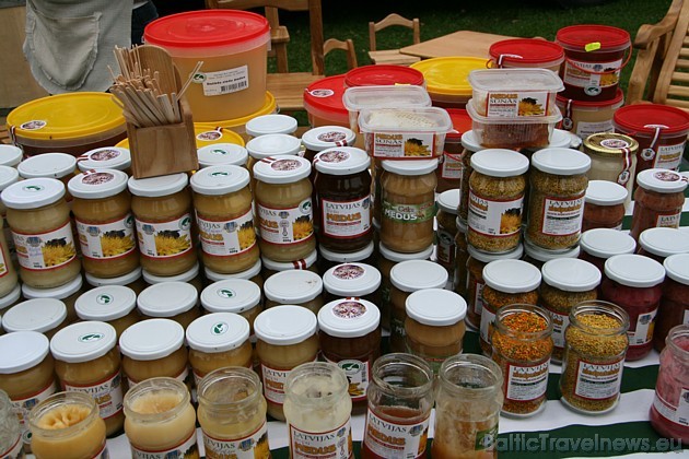 Ikšķiles Miķeldienas gadatirgū katrs varēja papildināt savu pagrabu ar iztrūkstošiem produktiem ziemas laikam Ikšķiles Miķeldienas gadatirgū katrs varēja papildināt savu pagrabu ar iztrūkstošiem produktiem ziemas laikam 37039