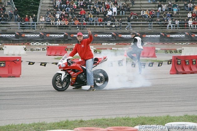 Sacensību Rockstar Champions Race starplaikos skatītājus izklaidēja motociklisti ar aizraujošiem trikiem 37069