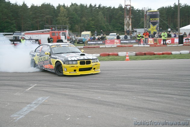 Astoņi labākie autosportisti pēc divām disciplīnām - autošoseja un autokross - sēdās Gvido Elkšņa BMW M3, lai sacenstos drifta meistarībā 37072