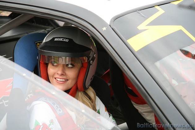 Rockstar Champions Race drifta sacensības astoņiem kvalifikacijas sportistiem kopā ar skaistām meitenēm un populāriem cilvēkiem Rockstar Champions Race drifta sacensības astoņiem kvalifikacijas sportistiem kopā ar skaistām meitenēm un populāriem cilvēkiem 37093