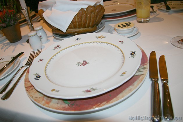Restorāns lielu uzmanību pievērš galda noformējumam, jo kā gan citādi var baudīt - marinētu stirnas carpaccio ar svaigu sēņu, garšaugu salātiem, trife 37300