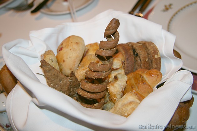 Viesnīcas Grand Palace Hotel restorāns pasniedz savu cepto maizi, kas ir sagatavota dažādos veidos un ar dažādām piedevām 37301