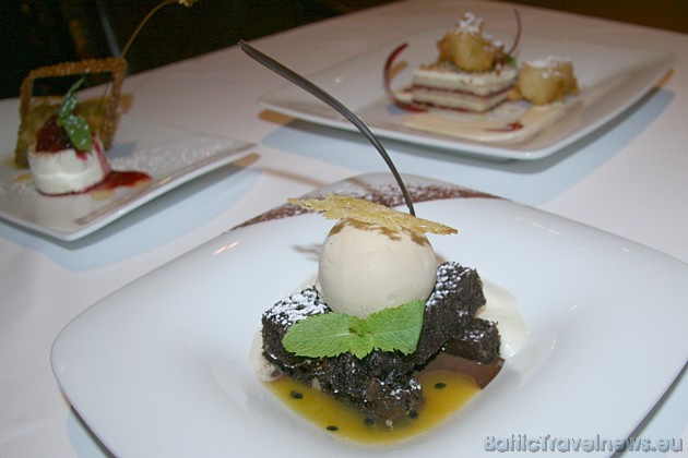 Deserts - šokolādes kastaņu briošs ar balzamiko saldējumu un gaisīgām mīlas augļu putām Deserts - šokolādes kastaņu briošs ar balzamiko saldējumu un gaisīgām mīlas augļu putām 37307
