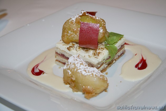 Deserts - brūkleņu-pekanriekstu medus kūka ar tempūras mīklā ceptiem āboliem un vaniļas mērci 37308
