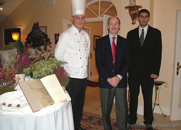 Viesnīcas Grand Palace Hotel medījumu mēnesi prezentē - šefpavārs Inards Straume, viesnīcas direktors Bernhards Loew un mārketinga direktors Raivis Ni 37324
