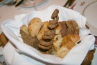 Viesnīcas Grand Palace Hotel restorāns pasniedz savu cepto maizi, kas ir sagatavota dažādos veidos un ar dažādām piedevām 7