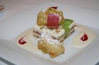 Deserts - brūkleņu-pekanriekstu medus kūka ar tempūras mīklā ceptiem āboliem un vaniļas mērci 14