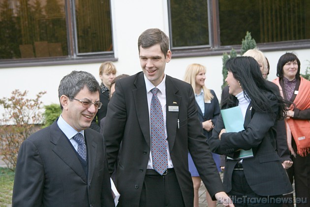 Itālijas vēstnieks Frančesko Pučo (no kreisās) uzklausa Kasparu Cīruli, kurš vada viesnīcas Radisson Blu saimnieciskos darbus 37348