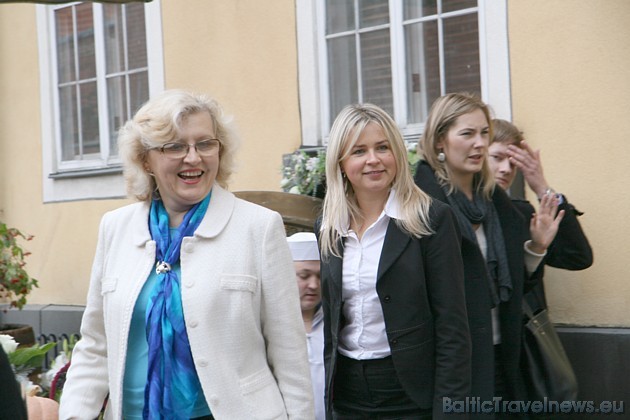 Latvijas Viesnīcu un restorānu asociācijas viceprezidente Inese Tomase (no kreisās) ir sajūsmā par jaunā restorāna novitātēm 37380