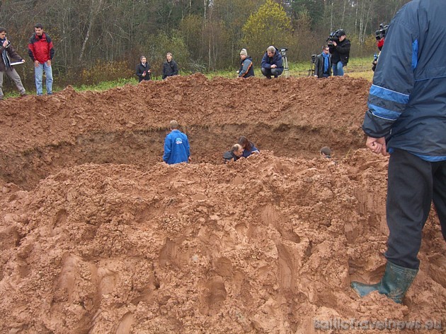 Zinātnieki apšauba meteorīta versiju un 26.10.2009 parādās ziņa, ka šī lielā bedre ir Tele 2 mārketinga triks 37606