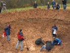 Vairākas stundas zinātnieki pavadīja dubļos iestiguši līdz potītēm 10