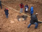 Pēc rūpīgas izpētes eksperti pauž viedokli, ka tas neatbilstot meteorītu parasti atstātajām pēdām, kā arī piefiksētās gaismas parādības neesot ticamas 11