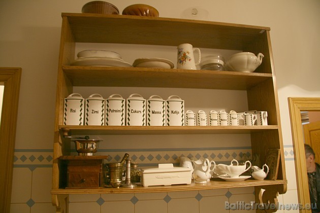 Muzejā ir saglabājies arī sākotnējais virtuves koka plauktiņš. Trauki galvenokārt ir ražoti M.Kuzņecova fabrikā, Rīgā, bet garšvielu trauku komplekts  38467