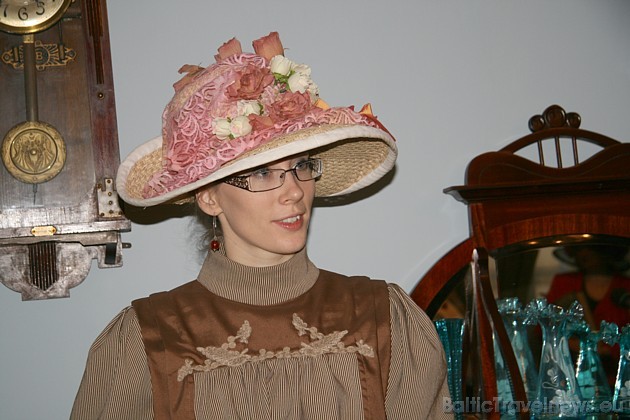 Īpašu noskaņojumu muzejā rada arī lepnās dāmas - gides ar savām krāšņajām cepurēm 38469