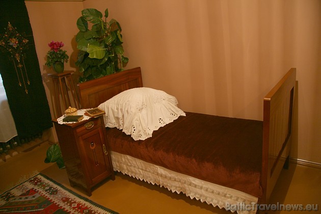 Guļamistaba atradusies dzīvokļa privātajā daļā. Mēbeļu iekārtas komplektu veido drēbju skapis, trimo, gulta, naktsskapīši un divi krēsli. Tumši zaļie  38475