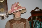 Īpašu noskaņojumu muzejā rada arī lepnās dāmas - gides ar savām krāšņajām cepurēm 12