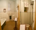 Vannas istabā var apskatīt vannu ar varenām lauvas ķepām. Tualetes ar nolaižamo ūdeni parādījās jau 19.gs.beigās, un kļūst par moderna mājokļa neatņem 17
