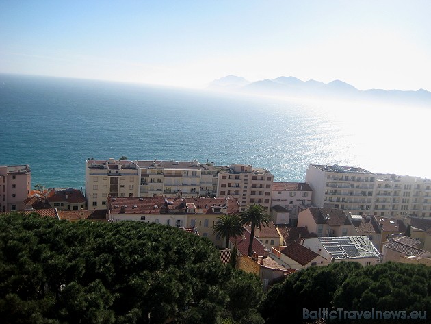 Kannas atrodas 10 km attālumā no Antibesas, 32 km no Nīcas, 159 km no Marseļas un 970 km attālumā no Parīzes 41928