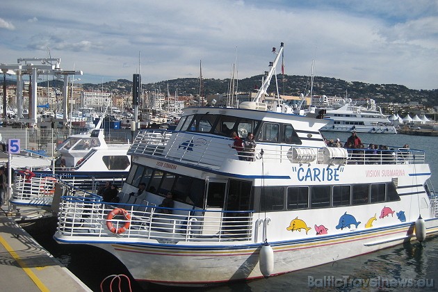 Saulainajā laikā Kannu iedzīvotāji un pilsētas viesi dodas izbraucienā ar jahtu uz privāto mūku salu St. Honorat 41956