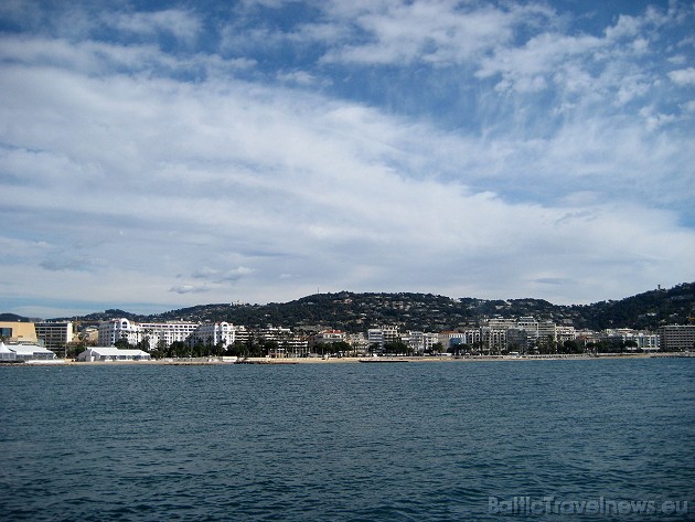 St. Honorat ir otrā lielākā no Lérins salām un tā atrodas 1,6 km attālumā no Francijas Rivjēras un Kannu pilsētas 41957