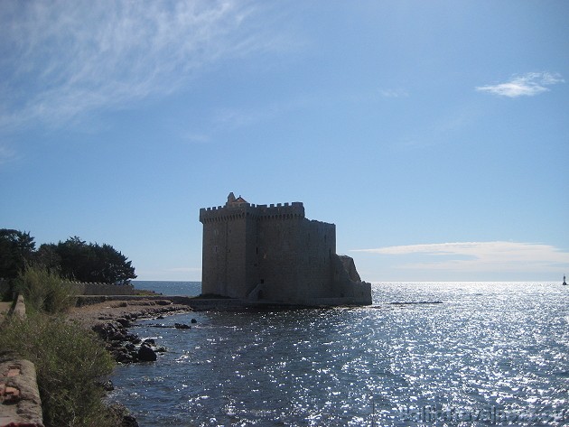 St. Honorat cietoksnis. 5. gadsimtā sākumā (ap 410. gadu) divi mūki Honorat un Caprais devās uz salu, lai aizbēgtu no pagāniem, kuri bija nokļuvuši lī 41960