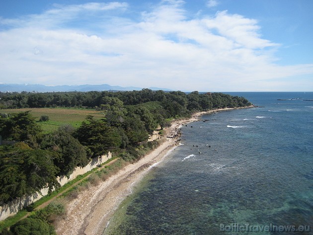 Viduslaikos klosteris attīstījās par abatiju, kuru veidoja labi aizsargāts klosteris, baznīca St. Honorat (nav saglabājusies), baznīca Notre-Dame (nav 41969