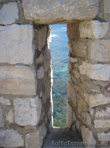 Saint-Honorat cietoksnis ir viena no nedaudzajām ēkām, kas ir saglabājusies no 11. gadsimta kā reliģiskās un militāras arhitektūras piemineklis 41971