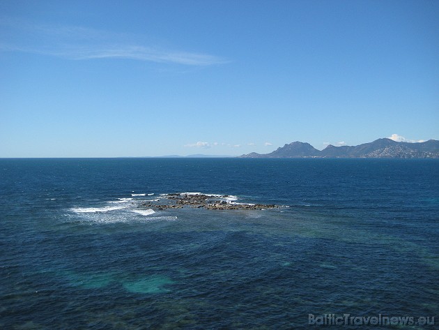 Šodien tūristi un vietējie iedzīvotāji dodas uz salu piknikā vai pastaigā 3 km garumā 41973