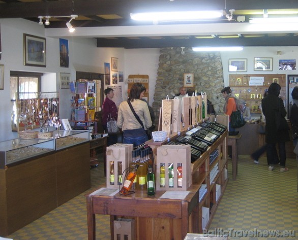 Suvenīru veikalā var iegādāties mūku gatavotu vīnu, reliģiska satura grāmatas un citus suvenīrus 41983