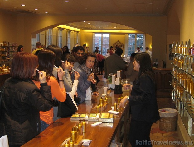 Pēc muzeja apmeklējuma viesiem tiek piedāvāta smaržu degustācija fabrikas veikaliņā 42408