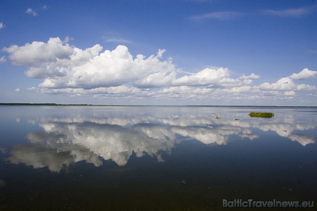 Plašais Hāpsalas jūras līcis vasarā ir milzīgs debesu spogulis 42541