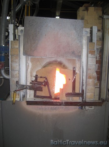 Sākumā stiklu izkausē krāsnī 42615