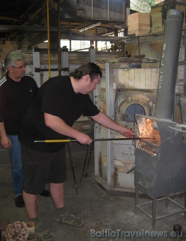 Uzber stiklam virsū sodu 42617