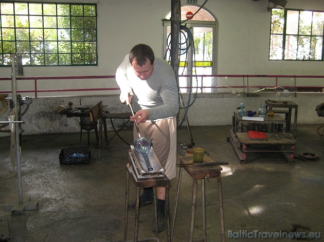 Tad izstrādājumu nodod stikla meistaram, kas novērš izstrādājuma nepilnības un izrotā 42823