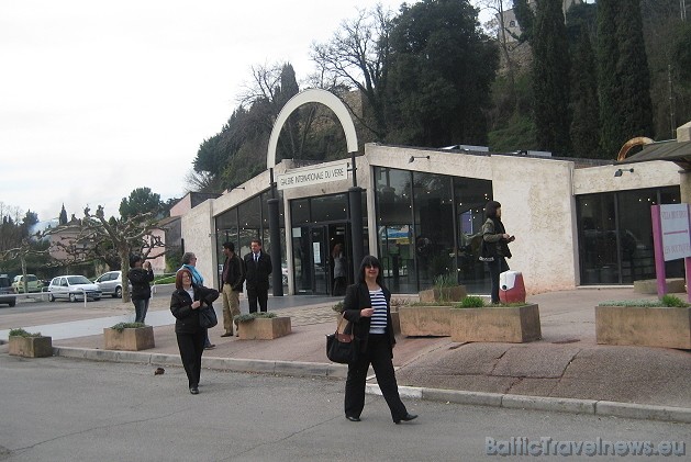 Pretim stikla darbnīcai La Verrerie de Biot atrodas stikla mākslas darbu galerija 42631