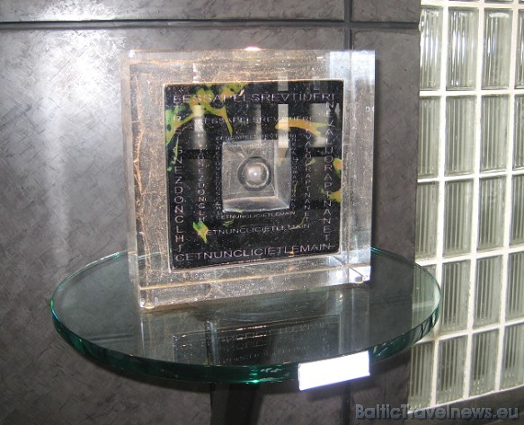 Stikla mākslas darbs 42644