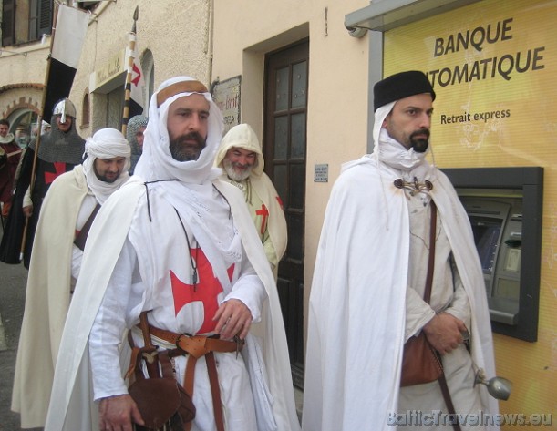 Svētku organizatori un pilsētas iedzīvotāji pārģērbjas templiešu laika drēbēs 42648