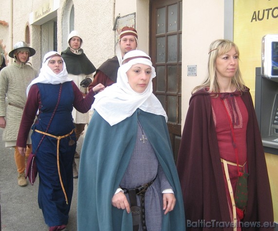 Sievietes templiešu laika drēbēs 42649