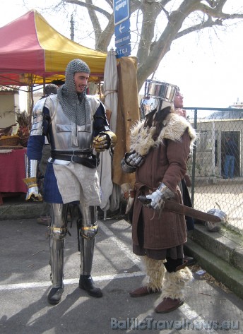 Pilsētas iedzīvotāji templiešu kostīmos 42651