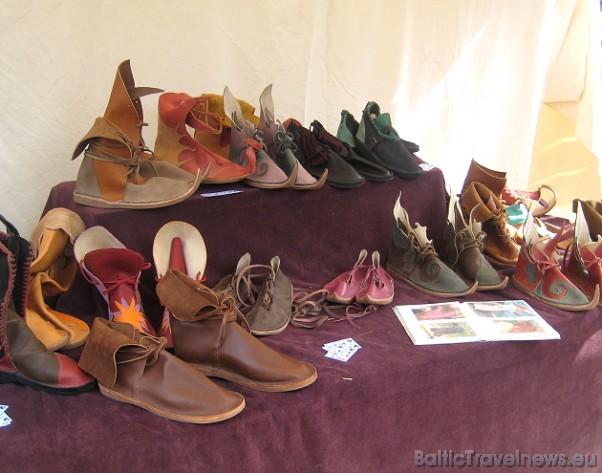 Tirdziņā var iegādāties senlaicīgus ādas apavus 42657